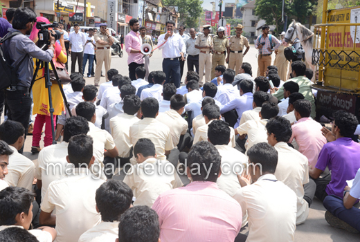  Students take up cudgels against Yettinahole Project 1